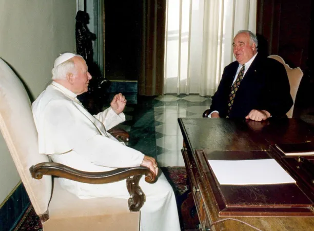 Giovanni Paolo II ed Helmut Kohl | Una delle udienze concesse da Giovanni Paolo II al Cancelliere tedesco Helmut Kohl | dal blog della Zdf