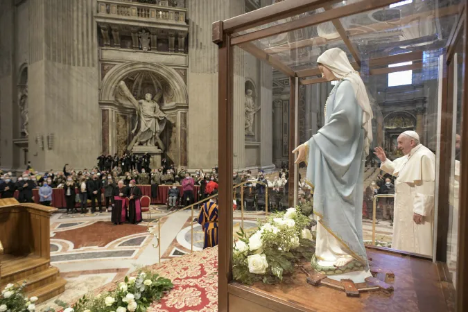 Papa Francesco benedice la statua della Madonna della Medaglia |  | pd
