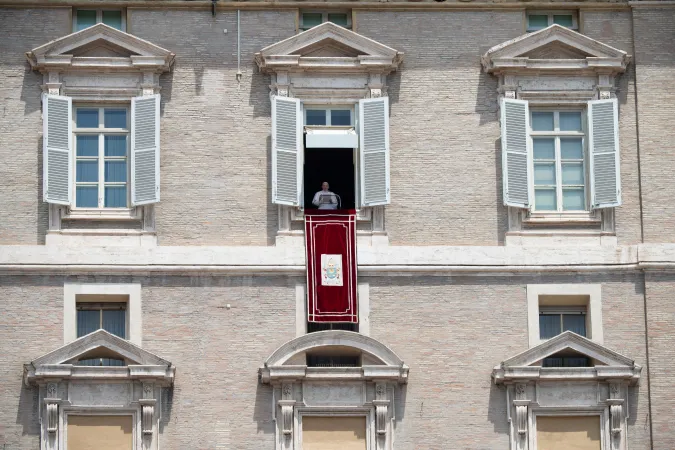 Papa Francesco, Angelus | Papa Francesco si affaccia dalla finestra del suo studio nel Palazzo Apostolico per un Angelus | Vatican Media / ACI Group