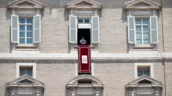 Papa Francesco si affaccia dalla finestra del suo studio nel Palazzo Apostolico per un Angelus / Vatican Media / ACI Group