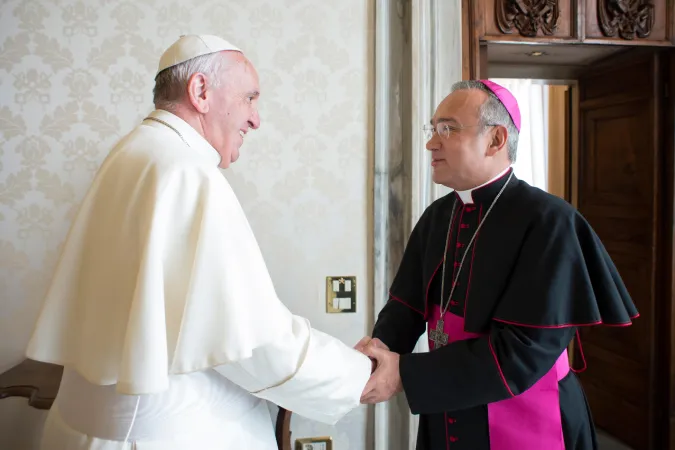Il Papa con l'Arcivescovo Edgar Peña Parra, Sostituto per gli Affari Generali della Segreteria di Stato |  | Vatican Media - ACI Group