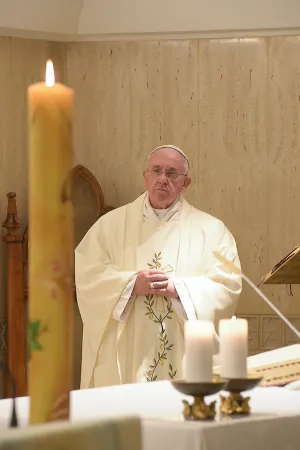 Papa Francesco a Santa Marta | Papa Francesco durante una Messa a Santa Marta | L'Osservatore Romano / ACI Group