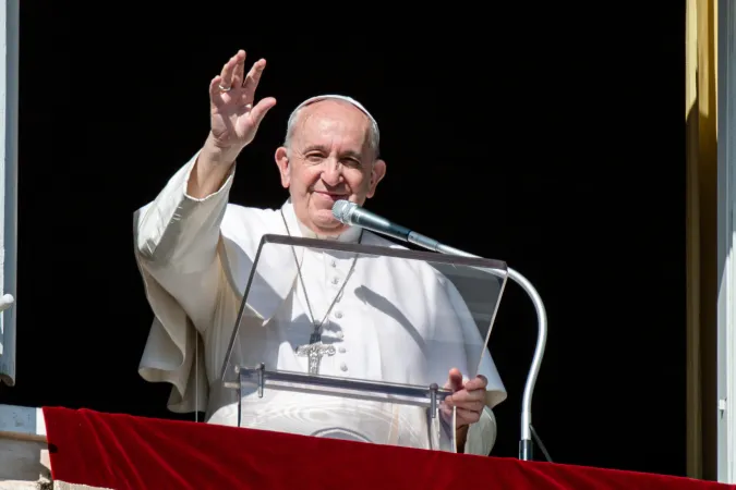 Papa Francesco, Angelus | Papa Francesco saluta al termine di una preghiera dell'Angelus | Vatican Media / ACI Group