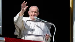 Papa Francesco saluta al termine di una preghiera dell'Angelus / Vatican Media / ACI Group