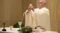 Il Papa celebra la messa a Santa Marta / @Osservatore Romano