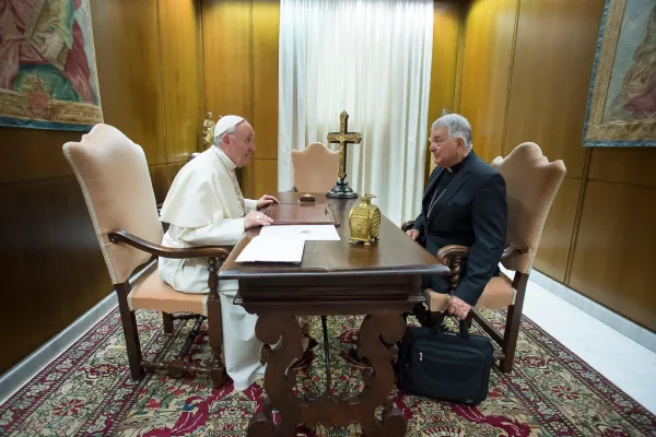 Papa Francesco e l'arcivescovo Tscherrig, nell'udienza del 24 agosto 2017 / L'Osservatore Romano / ACI Group