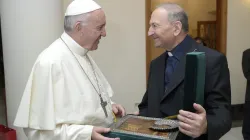 L'arcivescovo Cacucci consegna a Papa Francesco l'icona inviata dal Patriarca Kirill, Domus Sanctae Marthae, Vaticano, 6 giugno 2017 / L'Osservatore Romano / ACI Group