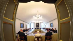 Benedetto XVI presiede uno degli Schuelerkreis negli anni passati, quando ancora partecipava agli incontri / L'Osservatore Romano / ACI Group