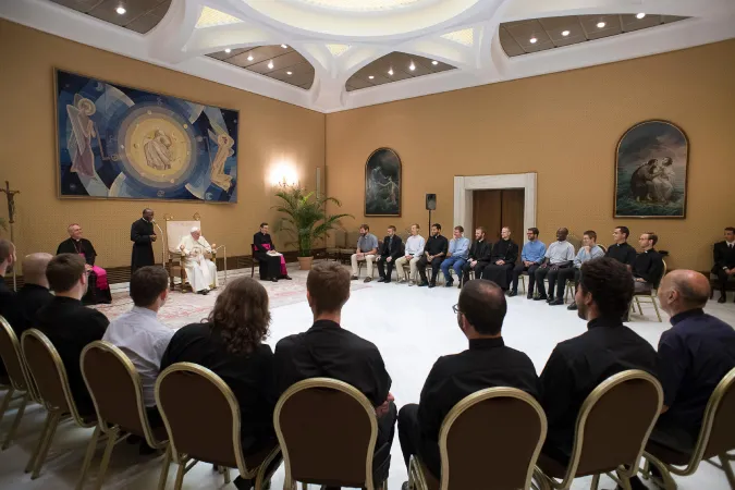 Papa Francesco in Udienza all'Auletta con i partecipanti all’Incontro “European Jesuits in formation”. |  | Vatican Media / ACI Group