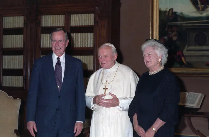 Papa Giovanni Paolo II con George H. W. Bush |  | Vatican Media 