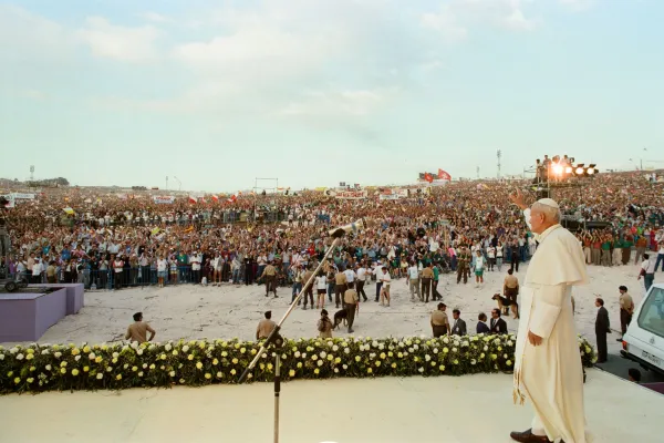 Giovanni Paolo II durante il viaggio a Santiago de Compostela nel 1982, quando lanciò l'Atto Europeistico / Fondazione Giovanni Paolo II