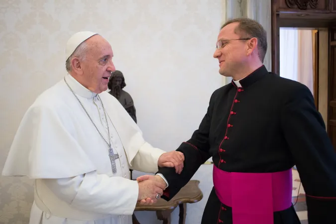 Monsignor Urbanczik e Papa Francesco | Monsignor Janus Urbanczik in visita da Papa Francesco nel giugno 2015 | L'Osservatore Romano / ACI Group