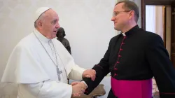 Monsignor Janus Urbanczik in visita da Papa Francesco nel giugno 2015 / L'Osservatore Romano / ACI Group