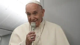 Aborto, celibato, migranti, abusi. Papa Francesco a tutto campo di ritorno da Panama