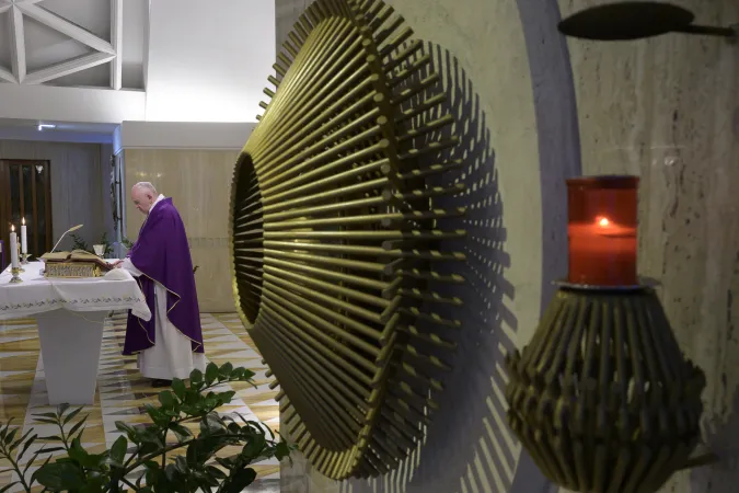 Papa Francesco, Santa Marta | Papa Francesco durante una Messa del mattino nella Domus Sanctae Marthae | Vatican Media / ACI Group