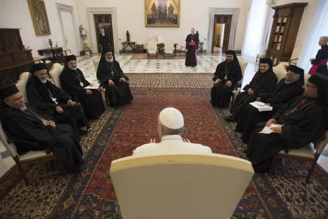 Papa Francesco incontra i presuli della Chiesa patriarcale copta di Alessandria d'Egitto, 6 febbraio 2017  | L'Osservatore Romano / ACI Group