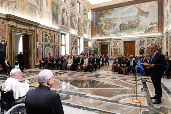 Vincenzo Bassi, presidente della FAFCE, rivolge il suo saluto a Papa Francesco all'inizio dell'incontro della federazione con il Papa, Sala Clemetina, 10 giugno 2022 / Vatican Media / ACI Group