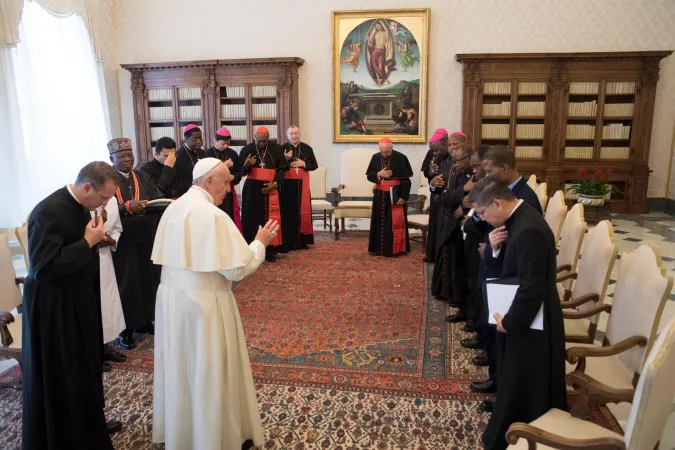 Papa Francesco e la delegazione di Ahiara | Papa Francesco incontra una delegazione della diocesi di Ahiara (Nigeria), Vaticano, 8 giugno 2017 | L'Osservatore Romano / ACI Group