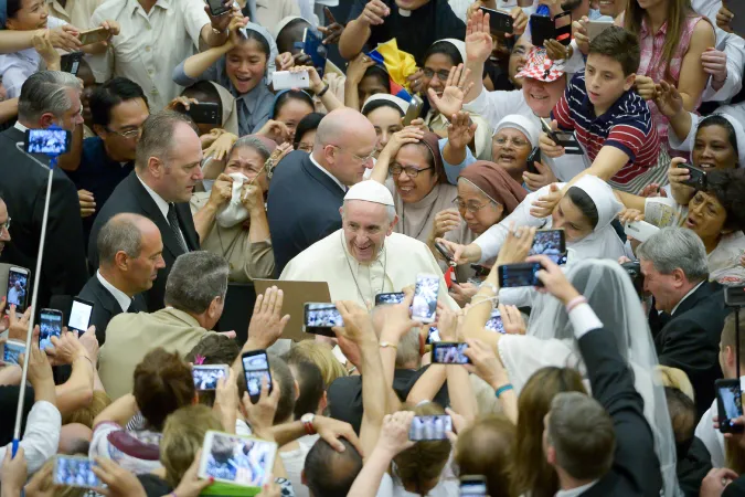 Il Papa tra i fedeli prima dell' udienza generale |  | OR/ Aci Group