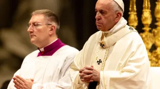 Papa Francesco ai nuovi sacerdoti, non sporcate l'Eucarestia con interessi meschini