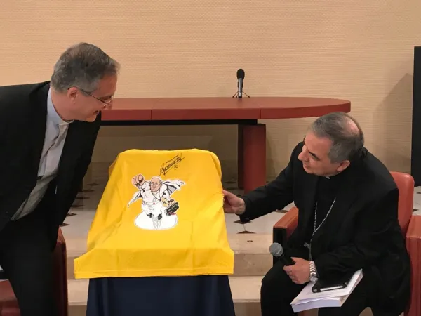 L'arcivesco Becciu e monsignor Viganò con la maglietta firmata Totti |  | aa