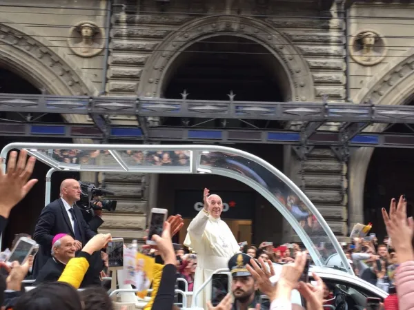 Il Papa arriva a Piazza Maggiore |  | Marco Mancini / Aci Stampa