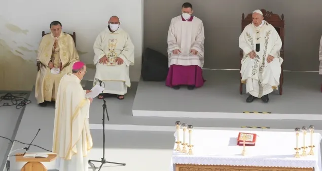Il Patriarca Pizzaballa si rivolge a Papa Francesco durante la Messa allo stadio di Nicosia, 3 dicembre 2021 | LJP