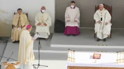 Il Patriarca Pizzaballa si rivolge a Papa Francesco durante la Messa allo stadio di Nicosia, 3 dicembre 2021 / LJP