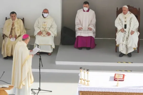 Il Patriarca Pizzaballa si rivolge a Papa Francesco durante la Messa allo stadio di Nicosia, 3 dicembre 2021 / LJP