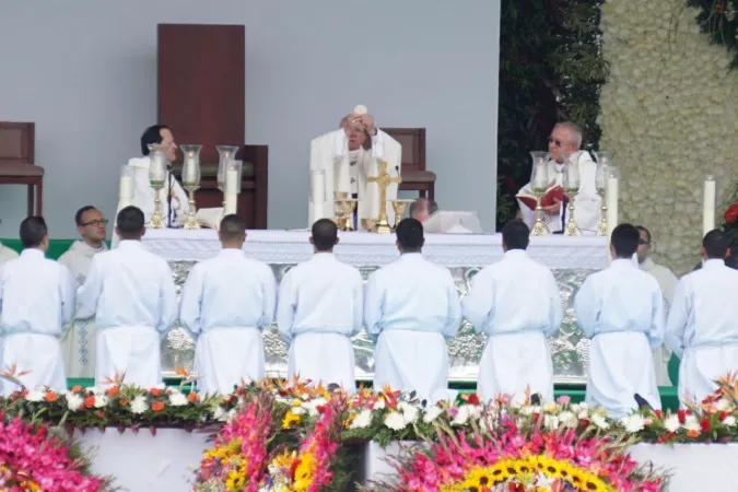 Il Papa celebra la messa a Medellin  |  | David Ramos/ Aci Prensa