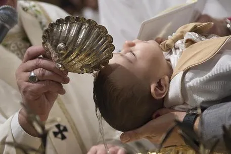 Il Papa battesima un bimbo |  | Osservatore Romano/ Aci Group