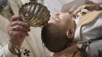 Papa Francesco battezza i bambini nati dopo il terremoto