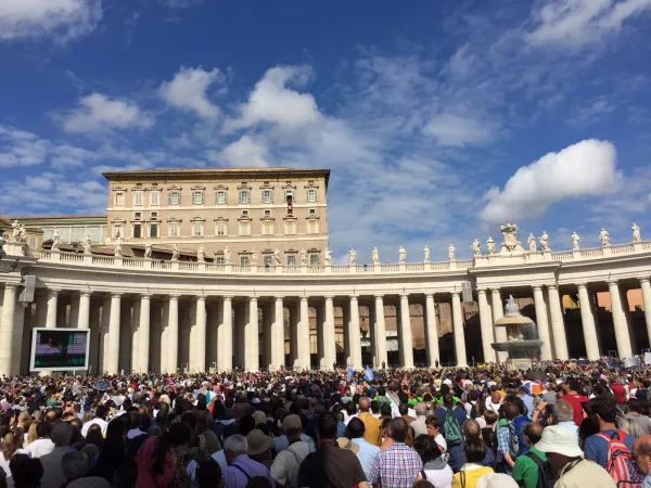 Piazza San Pietro durante la recita dell' Angelus |  | Daniel Ibanez/CNA