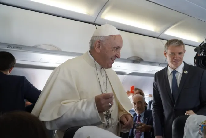 Papa Francesco in volo verso Vilnius |  | Andrea Gagliarducci / Aci Stampa