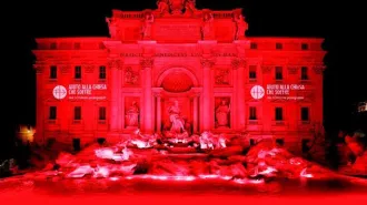 Fontana di Trevi in rosso per i martiri cristiani