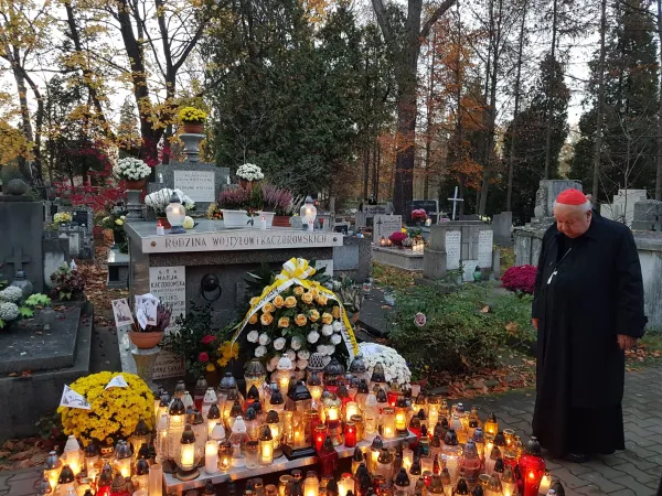 Il cardinale Dziwisz, segretario di Giovanni Paolo II, davanti alla tomba della famiglia Wojtyła |  | cardinale Dziwisz
