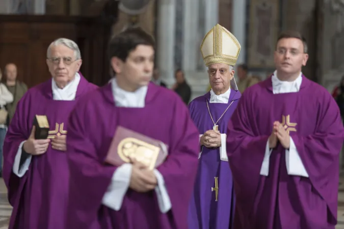 L'arcivescovo Rino Fisichella e i celebranti tra cui Padre Federico Lombardi |  | Daniel Ibanez/ CNA