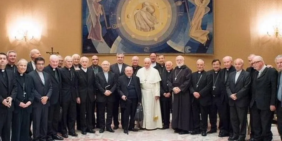Papa Francesco con i vescovi del Cile nell'incontro dello scorso maggio | Vatican Media / ACI Group