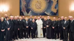 Papa Francesco con i vescovi del Cile nell'incontro dello scorso maggio / Vatican Media / ACI Group