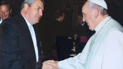 Padre Andrew Small con Papa Francesco in una foto del 2014 / FB