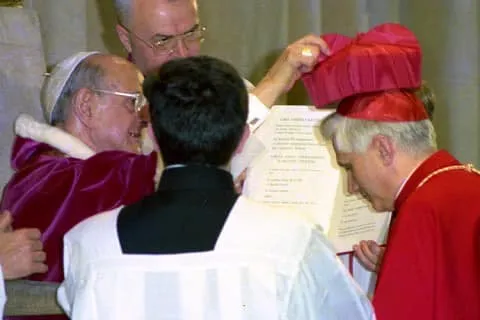 Paolo VI impone la berretta rossa al Cardinale Ratzinger |  | Fondazione Vaticana Joseph Ratzinger - Benedetto XVI