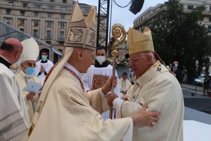 L'abbraccio tra l'Arcivescovo Tasca ed il Cardinale Bagnasco |  | Arcidiocesi di Genova - Il Cittadino