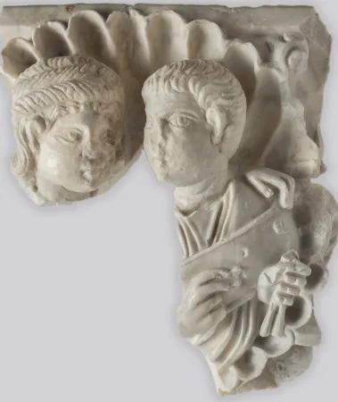 Un frammento da un sarcofago nel Museo della Torretta | Un frammento da un sarcofago nel Museo della Torretta | Pontificia Commissione di Archeologia sacra 