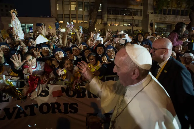 Il saluto del Papa ai fedeli davanti alla Nunziatura a Lima  |  | ACI Group/ Vatican Media