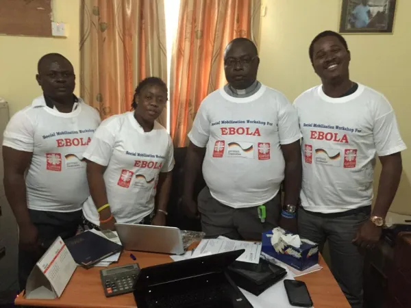 Padre Konteh | Padre Konteh - il terzo da sinistra - con altri missionari impegnati nel fronteggiare l'emergenza Ebola | FB