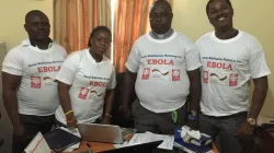 Padre Konteh - il terzo da sinistra - con altri missionari impegnati nel fronteggiare l'emergenza Ebola / FB