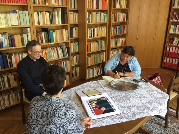 Talbach, la biblioteca del cardinale Leo Scheffczyk con Padre Johanned Nebel FSO che si occupa degli studi |  | AA