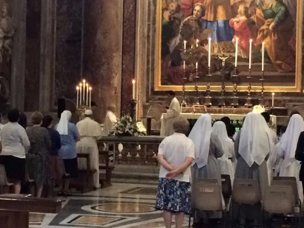Papa Francesco prega davanti all' altare di San Pio XI |  | Gk- Facebook