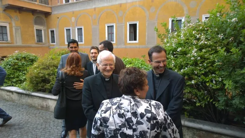 Il Cardinale Raffaele Farina con Angela Ambrogetti |  | Acistampa