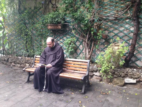 Padre Ibrahim Alsabagh sfoglia il suo libro "Un instante prima dell'alba" | Parrocchia di San Francesco a Ripa | VG / ACI Stampa